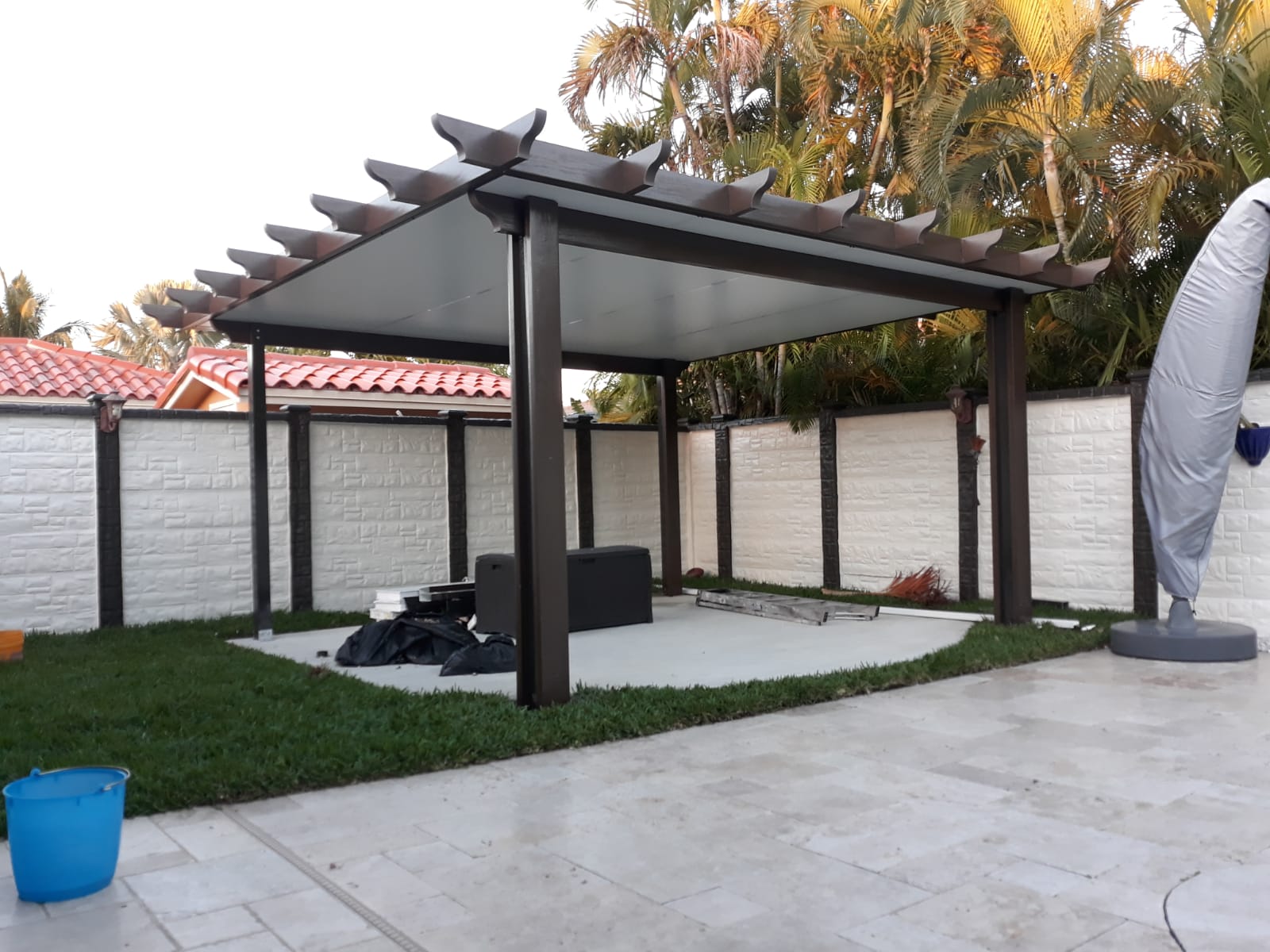 Energy-efficient aluminum insulated pergola for Miami's hot and humid climate.